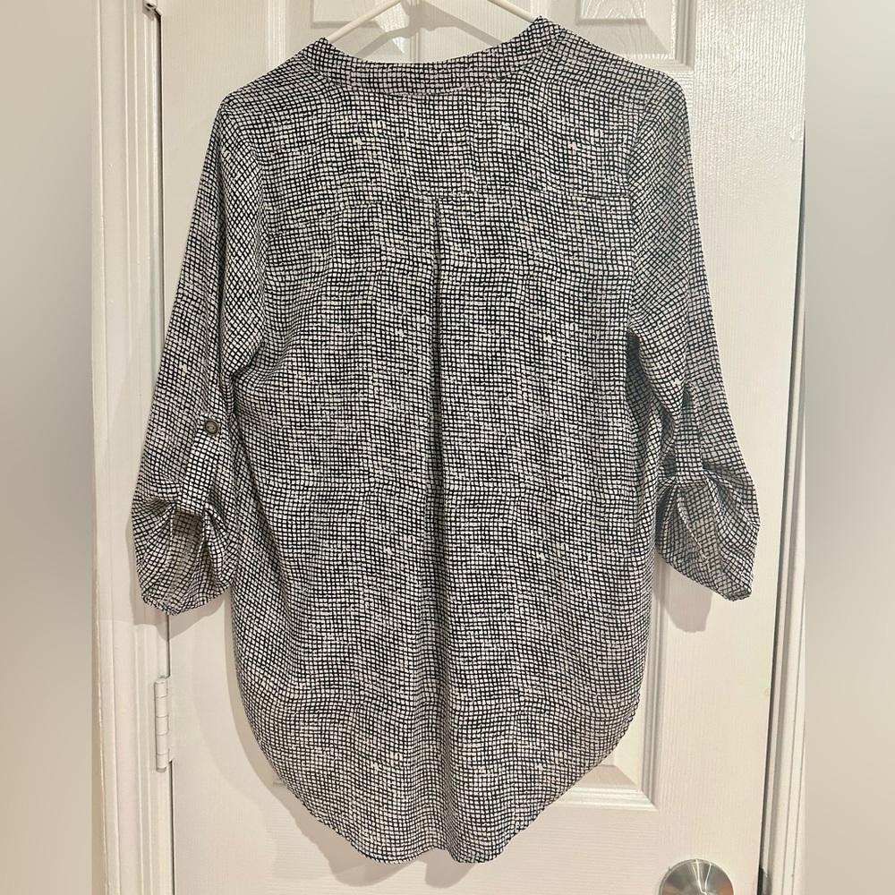 Lush Black & White Grid V-Neck Roll-Sleeve Blouse - Picture 3 of 4